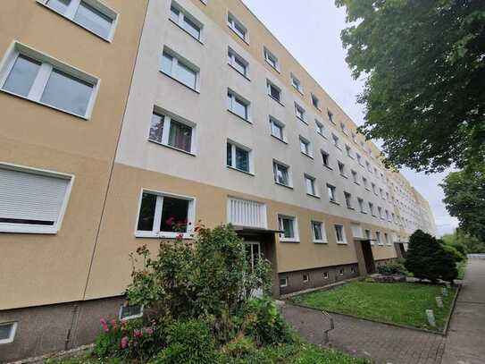 Drei Zimmer Wohnung mit Balkon im 1. Obergeschoss!