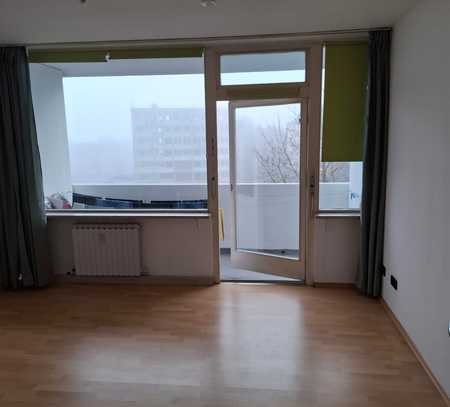 Sanierte Wohnung mit drei Zimmern sowie Balkon und EBK in Passau