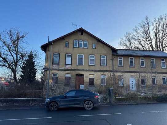 Sanierungsbedürftiges Haus auf Großen Grundstück