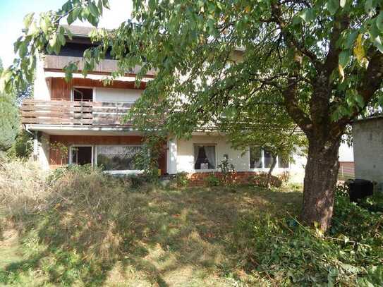 Mehrfamilienhaus mit Balkon, Terrasse und Doppelgarage!