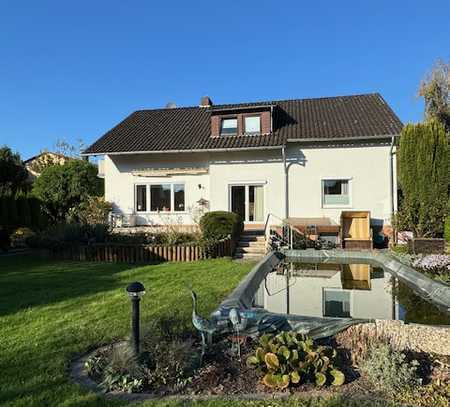 Gepflegtes Einfamilienhaus mit Einliegerwohnung, schönem Garten und Pool in ruhiger Lage