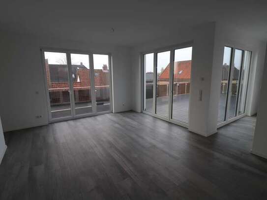 Neuwertige und helle Penthouse-Wohnung mit Dachterrasse und Carport