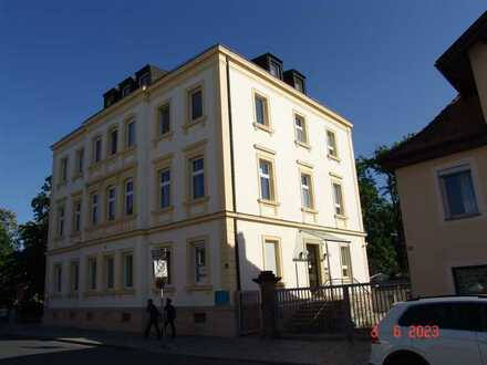 Gepflegte DG-Wohnung mit einem Zimmer und EBK in Bayreuth