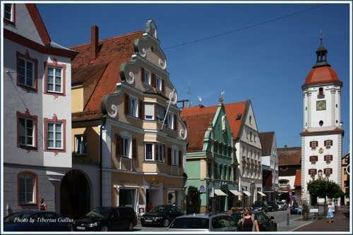 Attraktive, geräumige 4-Zimmer-Maisonette Altbauwohnung mitten im Herzen Dillingens