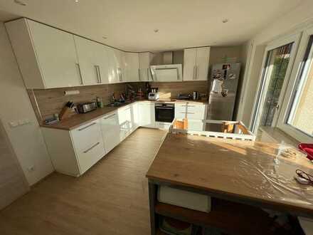 Schöne 4 Zimmer Wohnung in 2 Familienhaus mit Garten und Garage