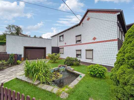 Charmantes Zuhause mit Garten, Garagen und Ausbaupotenzial in Langewiesen