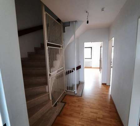 Freundliche 4-Zimmer-Wohnung mit Balkon und Einbauküche in Erding