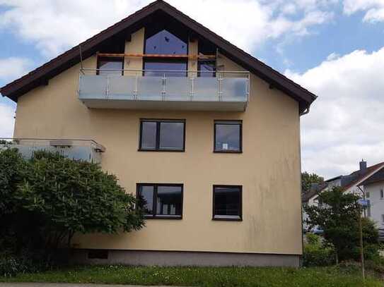 Helle Dachgeschosswohnung mit großer Fensterfront