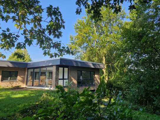 Erstbezug nach Kernsanierung mit Winter-/Garten & Garage. Flachdach-Bungalow in Herford am Stadtpark