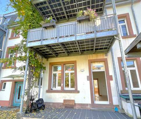 Stilvolle, helle 4 ZKB-Erdgeschosswohnung mit Terrasse im Altbau-Charme!