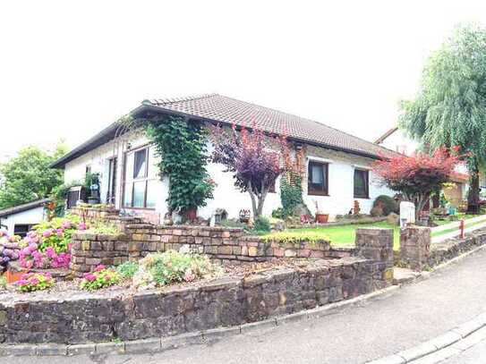 Einfamilienhaus mit einem Idyllischen Garten in Reichartshausen