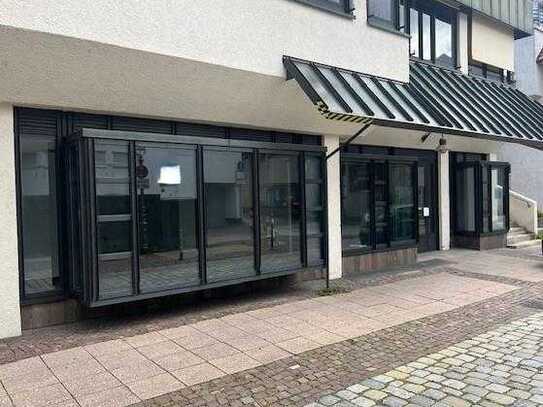 Esslingen-Altstadt: Ladengeschäft mit großer Schaufensterfront