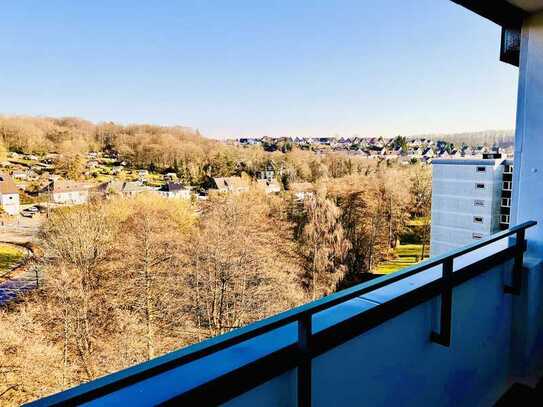 Lichtdurchflutete Rooftop-Wohnung mit Balkon und Traumblick.Frisch saniert mit 3 Zimmern!