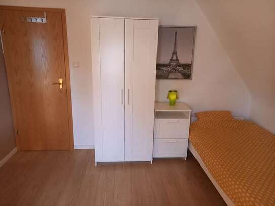 Helles, schönes Zimmer Zentral in Langen