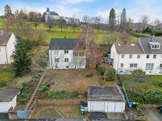 Zweifamilienhaus auf großem Grundstück in erstklassiger Lage