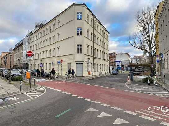 Top-Wohnlage Linienstraße: Vermietete Wohnung zur Kapitalanlage mit vier Zimmern und Süd-Balkon