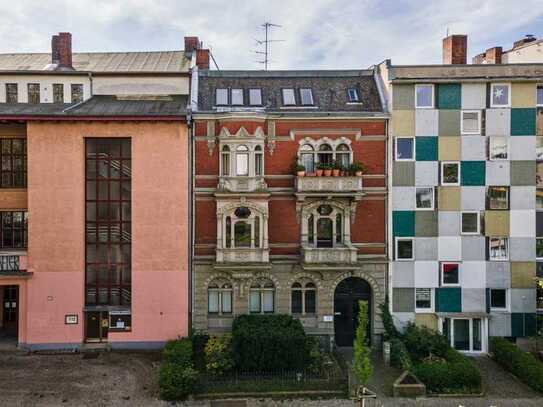 Tolle Nutzungsmöglichkeiten! Stuckaltbauwohnung mit Balkon im Baudenkmal!