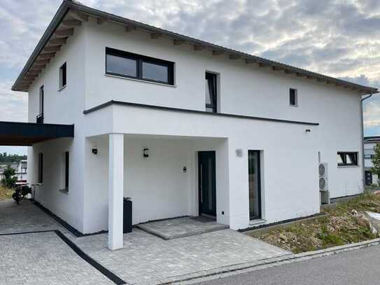 Hochwertiges EFH mit ELW, großer Dachterrasse und Burgblick