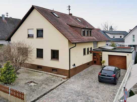 Modernisiertes und sehr gepflegtes Zweifamilienhaus mit großem Garten in ruhiger Wohnlage