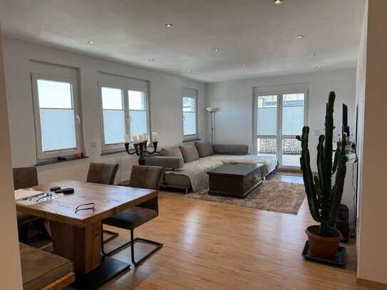Stilvolle 3-Zimmer-Penthouse-Wohnung mit geh. Innenausstattung mit Dachterrasse und EBK