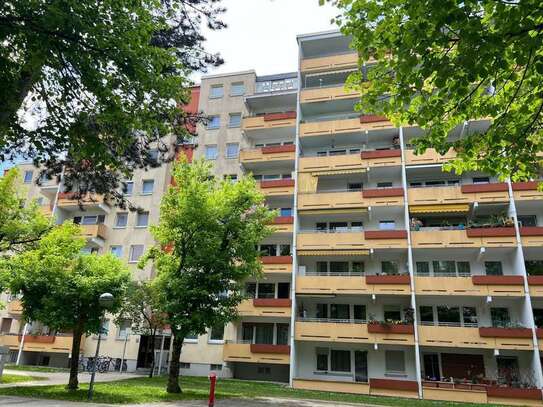 Erstbezug nach Renovierung: 2-Zimmer Wohnung mit Balkon Schwimmbad in der Wohnanlage