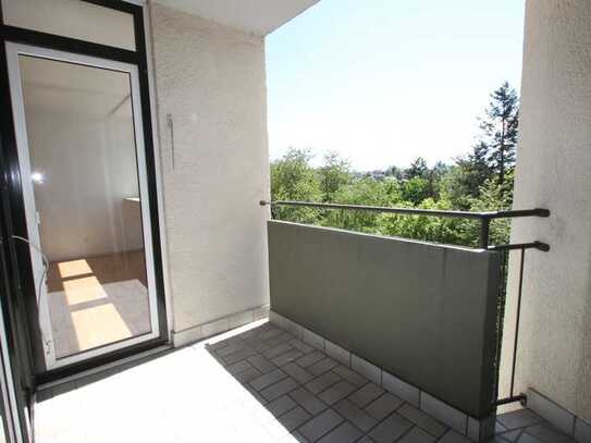 Stilvolles Wohnen in Königstein im Taunus: 3-Zimmer-Wohnung mit Dachterrasse und Balkon