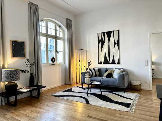Historischer Charme trifft auf moderne Eleganz: 2-Raum-Wohnung mit Einbauküche und Balkon