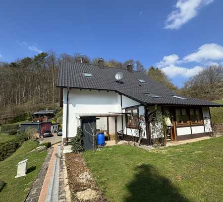 Großzügiges Wohnhaus mit Wintergarten, Wiesenfläche und tollem Ausblick – flexibel gestaltbar
