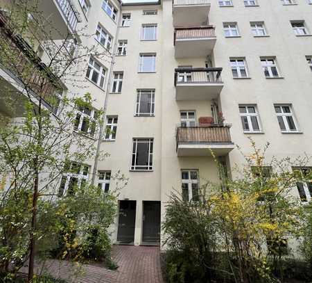 TOP-Zwei vermietete 1-Zimmer-Wohnungen in Prenzl. Berg, 4. Etage mit Ausbaupotenzial im Dachgeschoss