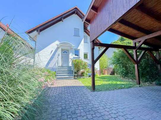 Charmantes Einfamilienhaus mit großzügigem Garten zwei Terrassen und zwei Carport Stellplätzen