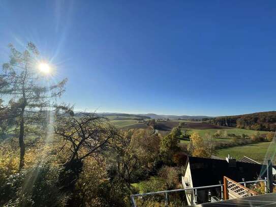 Sanierte 1,5-Zimmer-Wohnung mit Balkon, Küche & Weitblick in Marburg. Ideal für Pendler