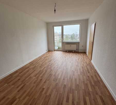 Erstbezug nach Sanierung! Helle 2-Raum-Wohnung mit Laminat, Wannenbad, Balkon & großem Keller