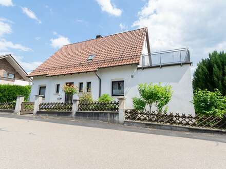 Zweifamilienhaus mit Blick auf das Neuensteiner Schloss!