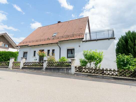 Zweifamilienhaus mit Blick auf das Neuensteiner Schloss!