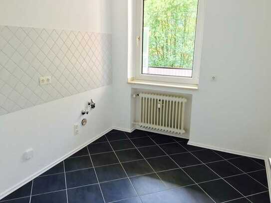 Neu!!! Schöne modernisierte drei Zimmerwohnung mit Balkon!!