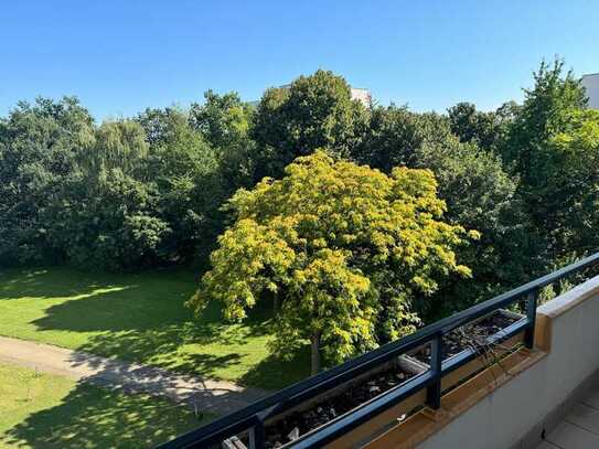 Ideal gelegene 3,5 bis 4 Zimmer-Wohnung mit 2 Balkonen und Seeblick in Böblingen