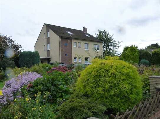 Schöne, vollständig renovierte 3-Raum-Wohnung, 1. OG, EBK, Garage in Kamphausen mit großem Garten