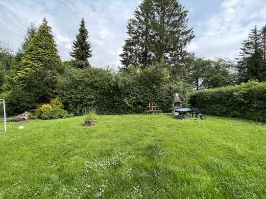 Teilvermietetes Zwei-Familien-Haus mit großem Grundstück in Bergisch Born