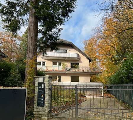 Stilvolle, gepflegte 5-Raum-Wohnung mit geh. Innenausstattung mit Balkon und EBK