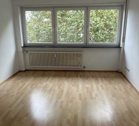 Schöne und gepflegte 3-Raum-Wohnung mit Balkon und EBK in Kaiserslautern