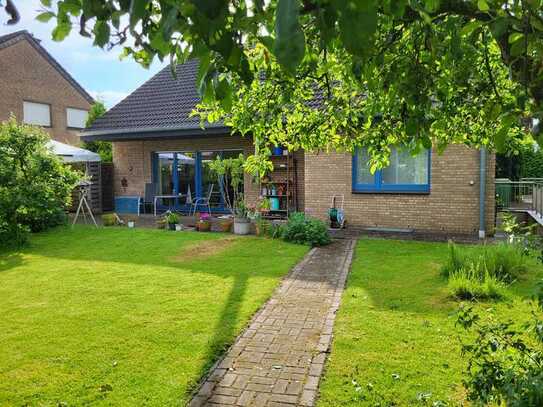 Familienfreundliches Traumhaus mit wunderschönem, großen Garten