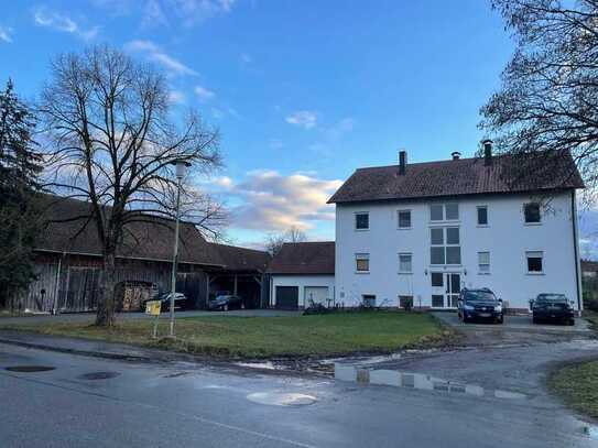 Großzügiges Einfamilienhaus mit Einliegerwohnung und 3 Garagen in Burglengenfeld