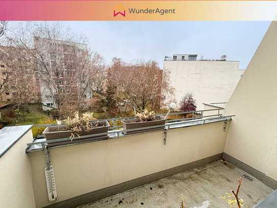 Bezugsfreie 2,5 Zimmer Wohnung nahe Schloss Charlottenburg + Stellplatz + Balkon