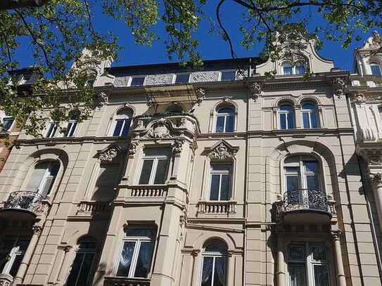 Wunderschön und luxuriös sanierte, exklusive Altbauwohnung im Herzen Wiesbadens