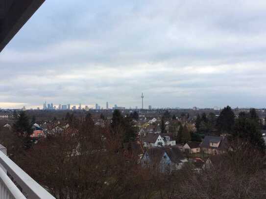 Top renovierte 3-Zimmer-Wohnung mit EBK und Skylineblick