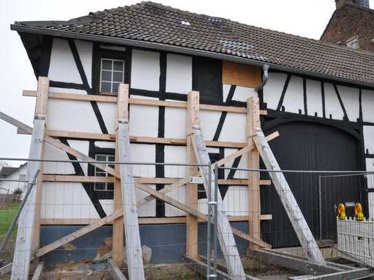 Sanierungsbedürftige, denkmalgeschützte Doppelhaushälfte in Euskirchen-Weidesheim