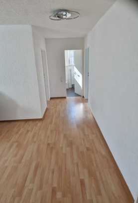 Eine schöne helle modernisierte 4 Zimmer, Küche und Bad Wohnung erwartet Sie in Waldrandlage