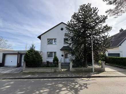 Freistehendes Einfamilienhaus in stadtnaher, verkehrsgünstiger Lage mit wunderschönem Garten