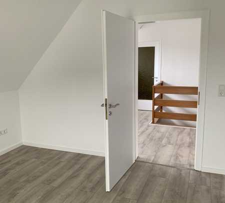 Sanierte 85 m² DG-Wohnung mit 2 SZ, Wohn-/Essz., Einbauküche, Bad und Balkon in Bünde