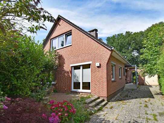 Für Naturliebhaber: Solides Einzelhaus mit zwei Wohneinheiten, Garage und Carport in Waldrandlage